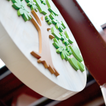 「あいはなカフェ」のロゴの看板