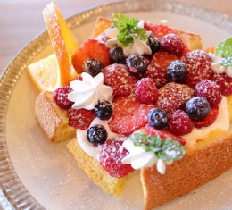 久留米市ランチカフェ「あいはなカフェ」のベリーベリーシフォンケーキセット