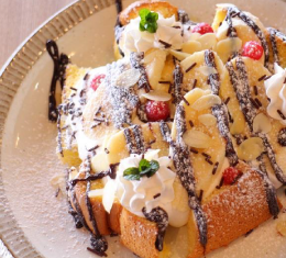 眺めのいいカフェ「あいはなカフェ」のバナナシフォンケーキセット