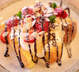 眺めのいいカフェ「あいはなカフェ」のバナナストロベリーチョコシフォンケーキセット