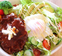 久留米市ランチメニュー「あいはなカフェ」のロコモコ丼