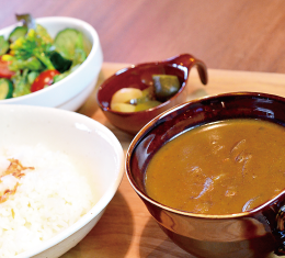 眺めのいいカフェ「あいはなカフェ」のカレーセット