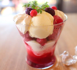 カシスムーズヨーグルトパフェ